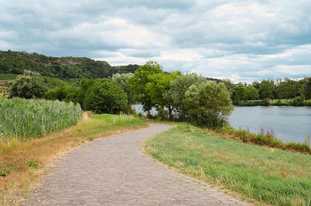 Trier lineland palatine의 Moselle 강에서 자전거 도로 또는 보도가 있는 풍경