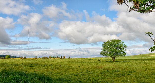 Пейзаж с голубым небом и облаками