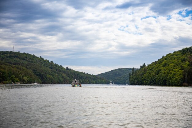 Пейзаж с лодкой полиции на озере slapy богемия чешская республика европа