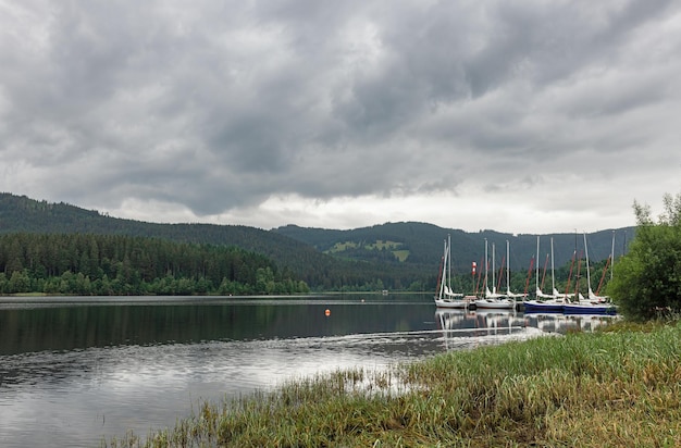 Пейзаж с лодками на озере