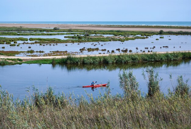 Пейзаж с каноэ на реке у моря