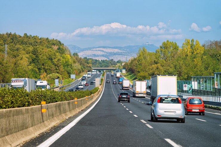 Photo イタリアの道路上の車のある風景