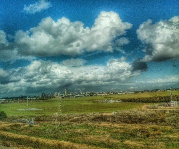 Foto paesaggio con la città in lontananza