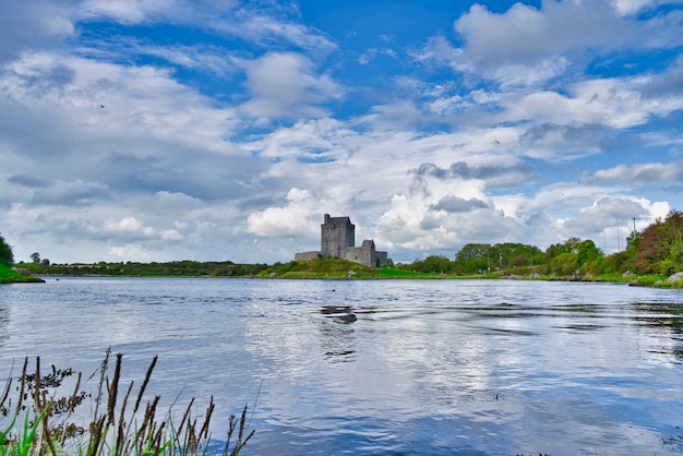 Photo landscape with dunguaire castle ireland.