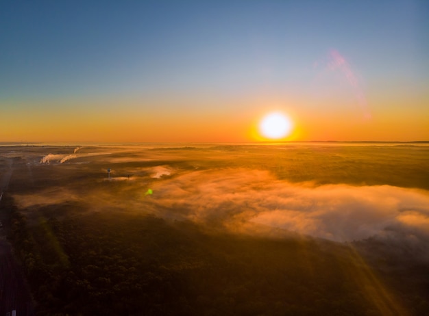 朝の湖での霧のある風景、雄大な日の出や日没の風景