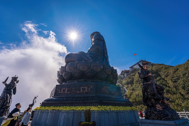 ファンシーパン山の頂上に巨大な仏像がある風景 サパ地域 ラオカイ ベトナム インドシナの屋根 ファンシーパンの頂上にある阿弥陀仏像