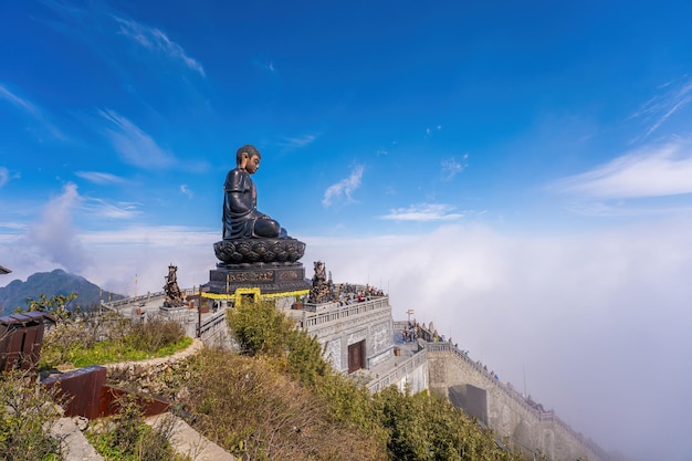 ファンシーパン山の頂上に巨大な仏像がある風景 サパ地域 ラオカイ ベトナム インドシナの屋根 ファンシーパンの頂上にある阿弥陀仏像