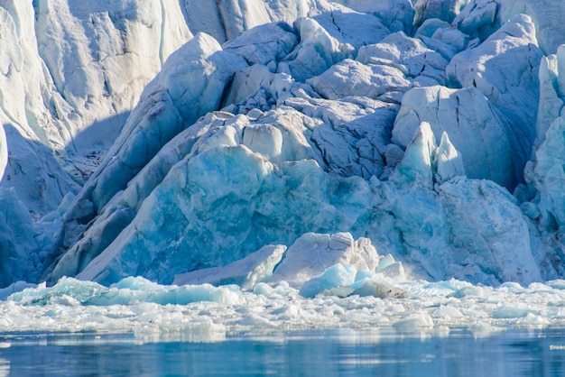 写真 夏にはスバールバル諸島の氷河のある風景。日当たりの良い天気。