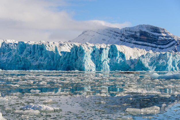 夏にはスバールバル諸島の氷河のある風景。日当たりの良い天気。