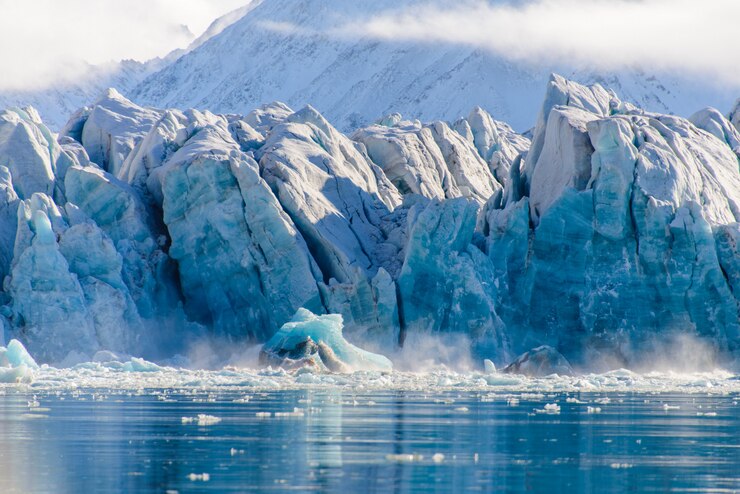 夏にはスバールバル諸島の氷河のある風景。日当たりの良い天気。