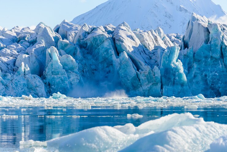 夏にはスバールバル諸島の氷河のある風景。日当たりの良い天気。