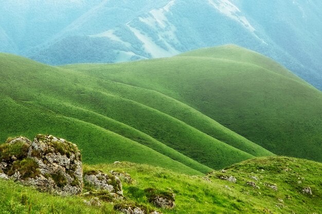 Пейзаж с холмами в тумане