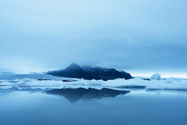 氷河湖 Fjallsarlon アイスランドの流氷のある風景