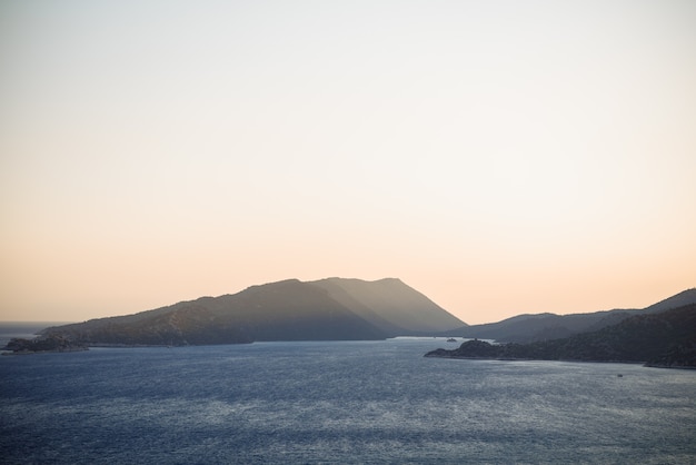 湖と山々の七面鳥の海の風景