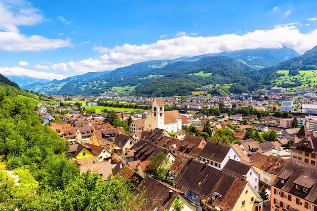 山と都市スイスの風景