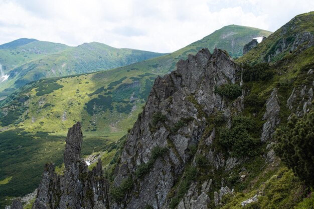 Пейзаж с горами и облаками. Горные породы. Туристическое место для пеших прогулок