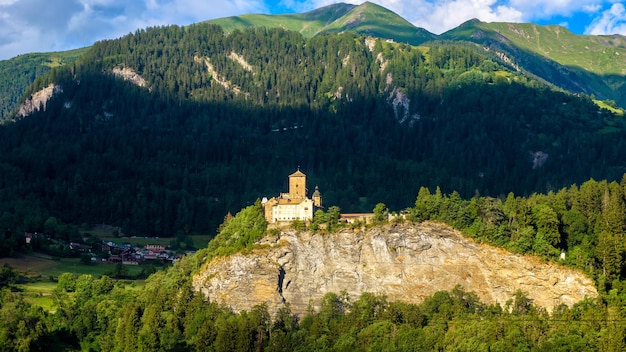 석양 빛에 오래 된 성 풍경 스위스 스위스 알프스 지형에 마을
