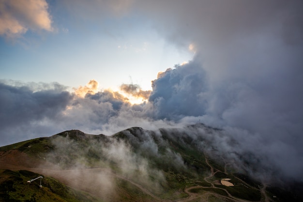 雲に覆われた山頂のある風景