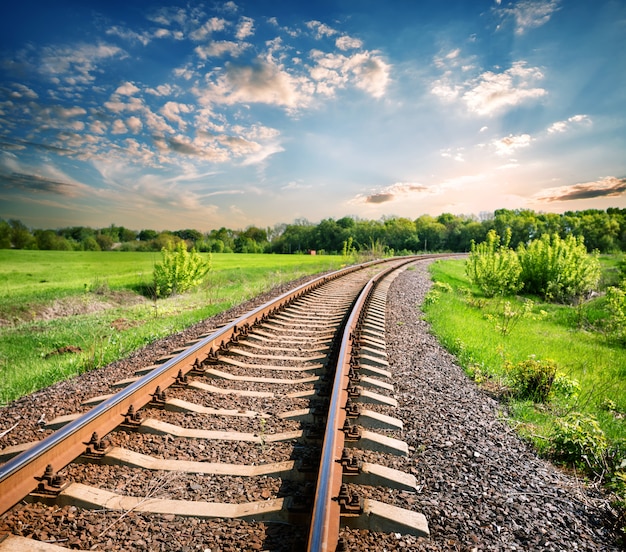 緑の野原に囲まれた鉄道のある風景