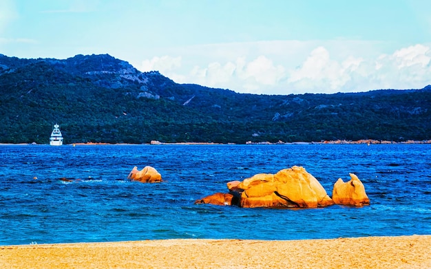 이탈리아 사르데냐 섬의 지중해 코스타 스메랄다(Costa Smeralda)에 있는 카프리치올리 해변(Capriccioli Beach)에서 낭만적인 아침이 있는 풍경. 구름과 하늘입니다. Porto Cervo와 Olbia 지방. 혼합 매체.