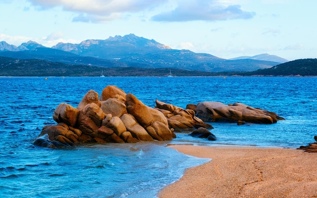 Пейзаж с романтическим утром на пляже Каприччиоли в Коста Смеральда Средиземного моря на острове Сардиния в Италии. Небо с облаками. Порто-Черво и провинция Ольбия. Смешанная техника.