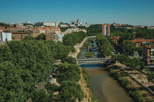 Photo landscape with the royal palace almudena cathedral and manzanares river in madrid spain