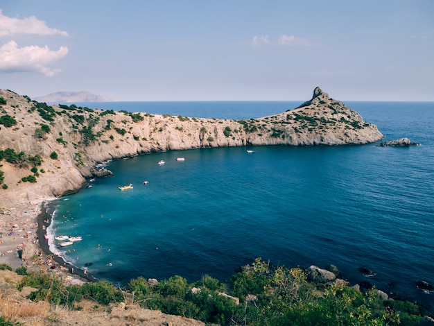 пейзаж с морем и горами и пляжем под голубым небом летом в Крыму