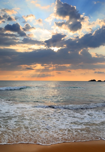 ビーチで海の夕日のある風景