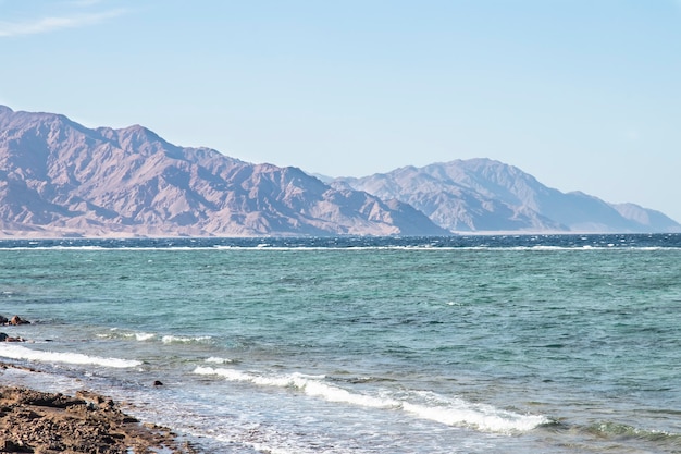 Dahab 해안에 폭풍우 치는 바다와 높은 산이 있는 풍경 바다로 여행하고 휴식