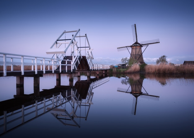 전통적인 네덜란드 풍차와 일출도 개 풍경