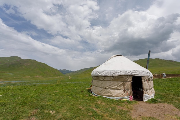 Photo landscape with a yurt of shepherds