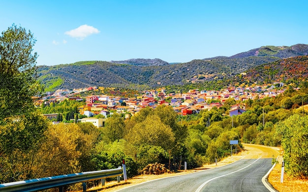 夏のイタリアの空の道で車のない風景。自然と高速道路での休暇旅行。レクリエーションのための休日の旅のドライブとの風景。ヨーロッパでのモーションライド。輸送なし