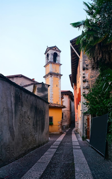 夏のイタリアの空の道で車のない風景。自然と高速道路での休暇旅行。レクリエーションのための休日の旅のドライブとの風景。ヨーロッパでのモーションライド。輸送なし