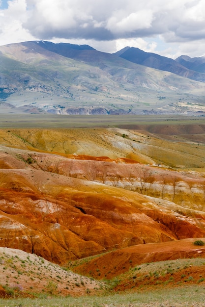 アルタイ山脈の風景。火星の谷。シベリア、ロシアの山々
