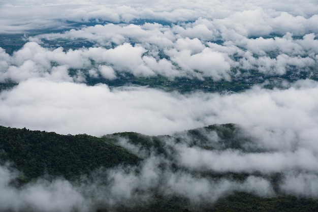 Photo landscapes beautiful mountain and dramatic mist over the mountains in thailand winter landscape