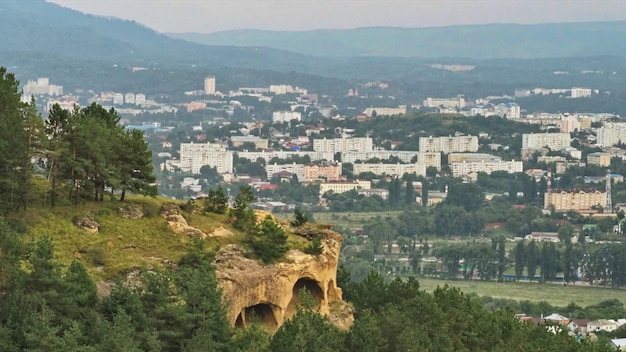 키슬로보츠크 시를 둘러싼 산의 경사면에 있는 풍경, 숲 및 고대 암석