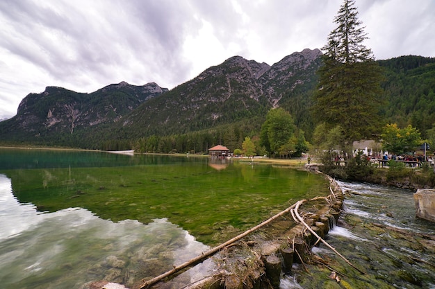 ドロミテシタリーの山と湖の風景