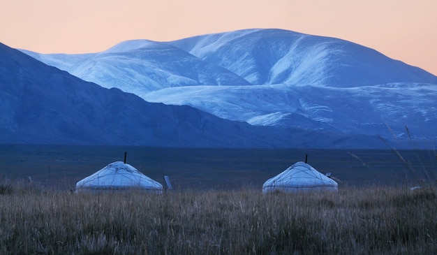 写真 西モンゴルの風景 山の谷にある 2 つのパオ 夜の光