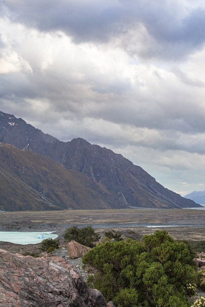 Foto paesaggi delle alpi del sud cime innevate sul lago tasman isola del sud della nuova zelanda