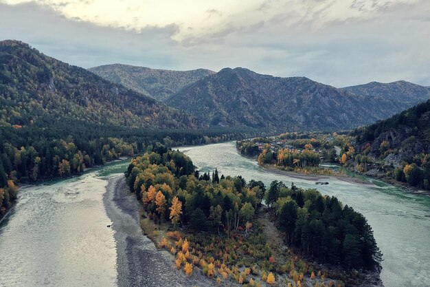 landschap altai rusland, herfst bovenaanzicht, drone over het bos