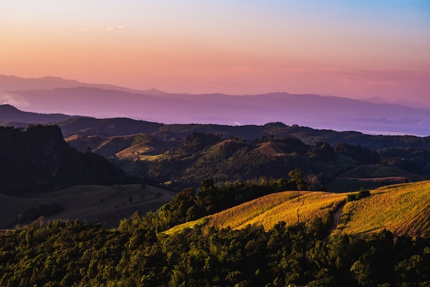 landschap Berg met zonsondergang in Nan Thailand