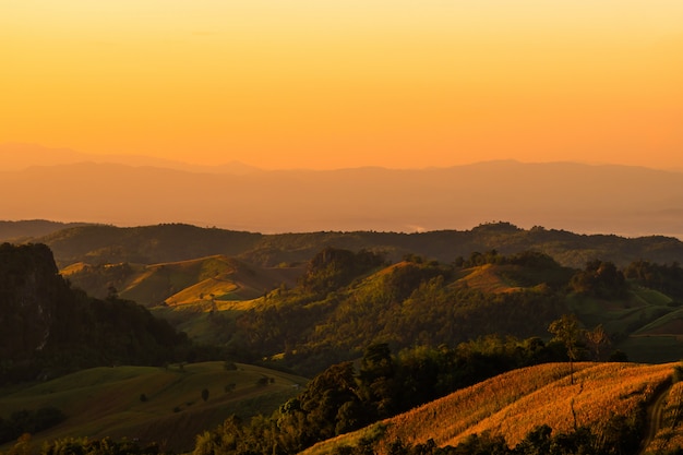 landschap Berg met zonsondergang in Nan Thailand