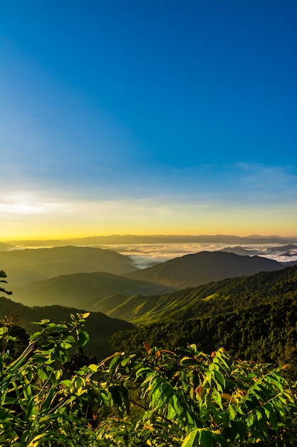 landschap Berg met zonsondergang in Nan Thailand