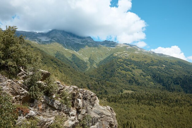 Landschap, bergpanorama, alpenweiden en bergtoppen in ijs, een huisje op de berghelling