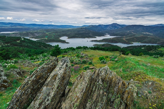 Foto landschap bij de atazar dam (madrid, spanje)