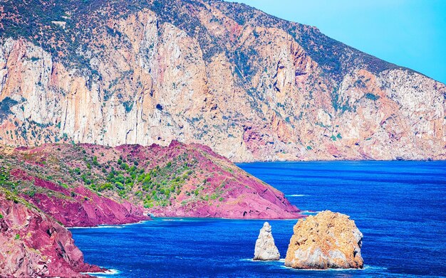 Landschap bij Porto Corallo in Nebida en de kust van de Middellandse Zee bij Carbonia-Iglesias, Sardinië, Italië. Landschap van Sardegna, zomer. Provincie Cagliari, Porto Cervo. Gemengde media.