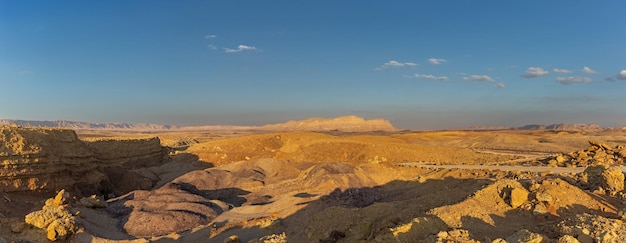 Landschap bij zonsondergang in de Negev-woestijnkrater Mitzpe Ramon