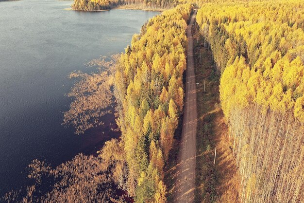 landschap bovenaanzicht, rivier herfst bos drone, mooie reis