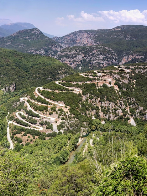 Landschap De serpentijn in de bergen op het platteland Epirus regio Griekenland