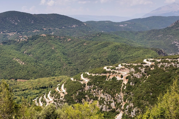 Landschap De serpentijn in de bergen op het platteland Epirus regio Griekenland